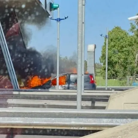 Auto in fiamme sulla A12