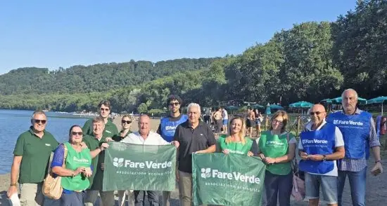 Fare Verde in azione: posacenere tascabili ai bagnanti del lago di Vico