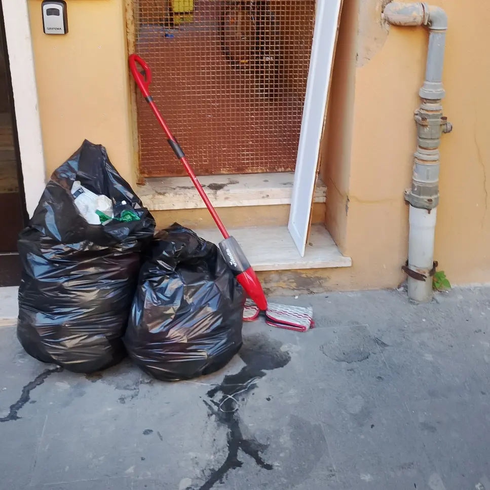 Rifiuti abbandonati in via Trieste