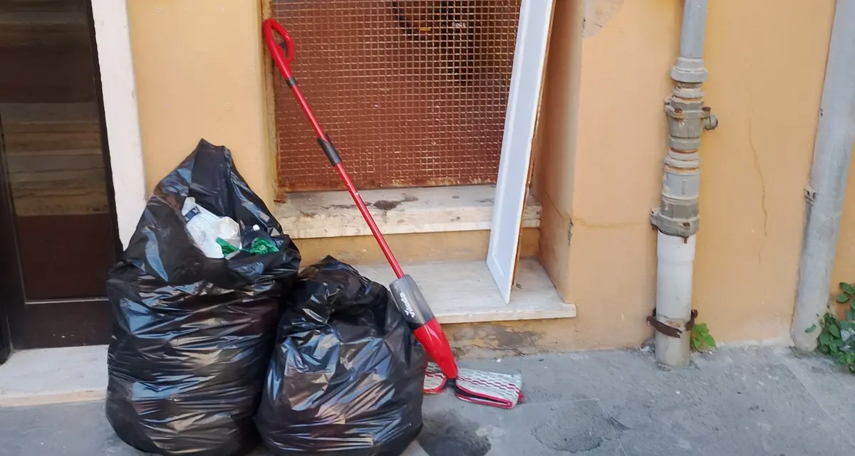 Rifiuti abbandonati in via Trieste