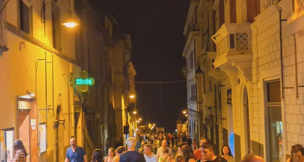 Allegria color arancio venerdì sera a Tarquinia