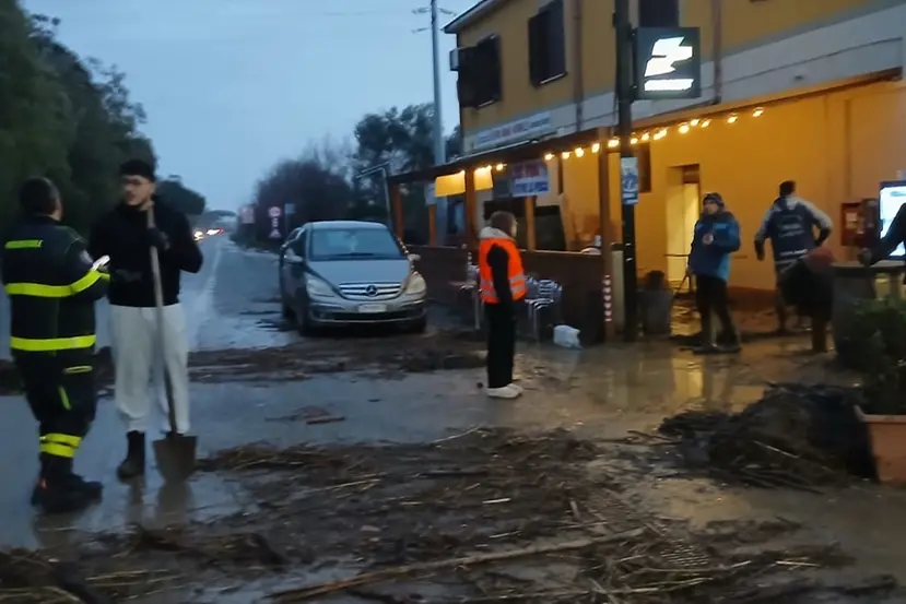 Tracima il fosso a Furbara: danni alle attività commerciali