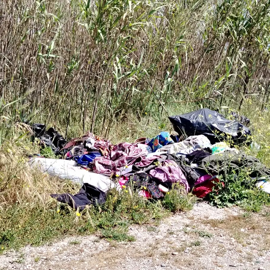 Gli incivili colpiscono via del Faro