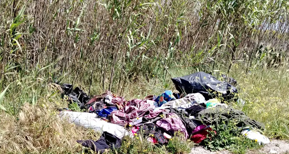 Gli incivili colpiscono via del Faro
