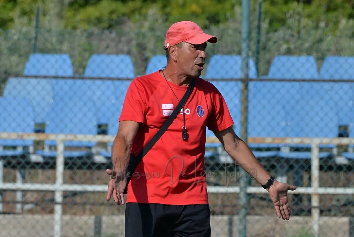 L\\'allenatore del Civitavecchia Massimo Castagnari (Foto Alessio De Luca)