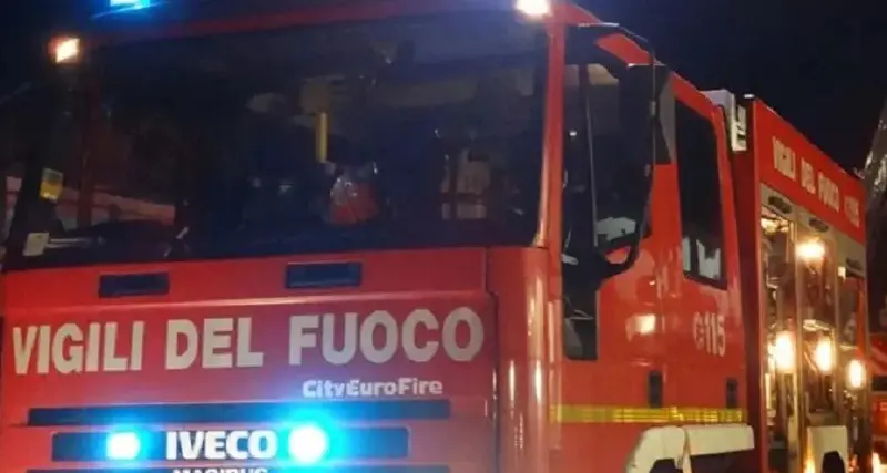 Tenta di scavalcare la recinzione: giovane rimane infilzata alla gamba