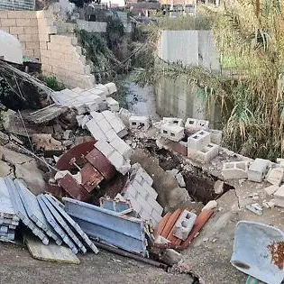 Crollano ancora gli argini del fosso: via Marche transennata