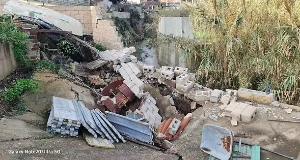 Crollano ancora gli argini del fosso: via Marche transennata