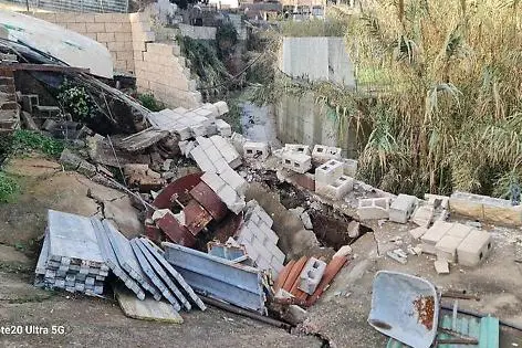 Crollano ancora gli argini del fosso: via Marche transennata