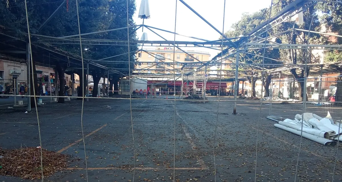 Mercato via la tensostruttura: i lavori entrano nel vivo e scattano le interdizioni