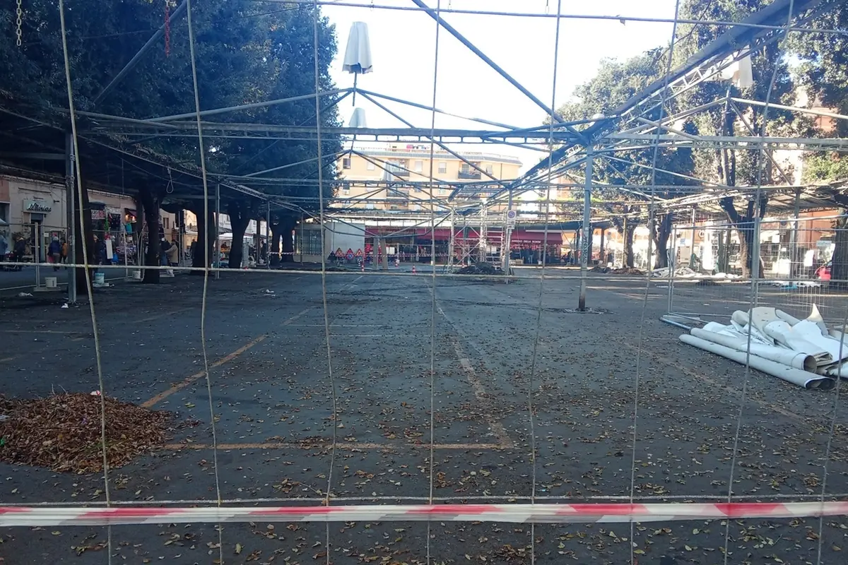 Mercato via la tensostruttura: i lavori entrano nel vivo e scattano le interdizioni