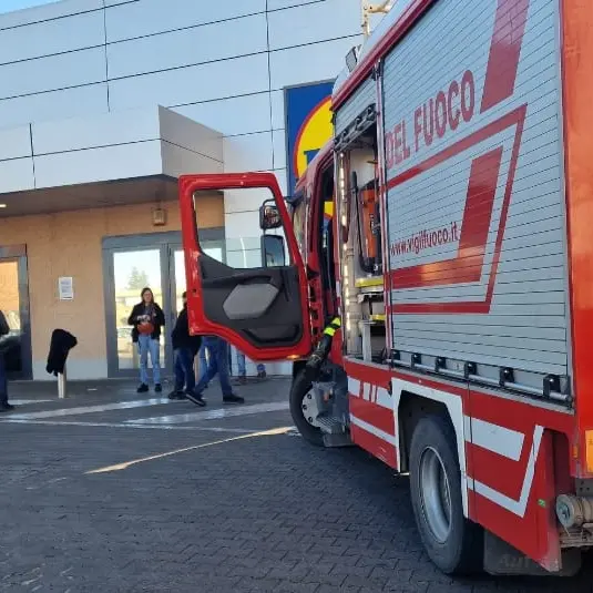 Fumo e odore di bruciato alla Lidl: evacuato il supermercato