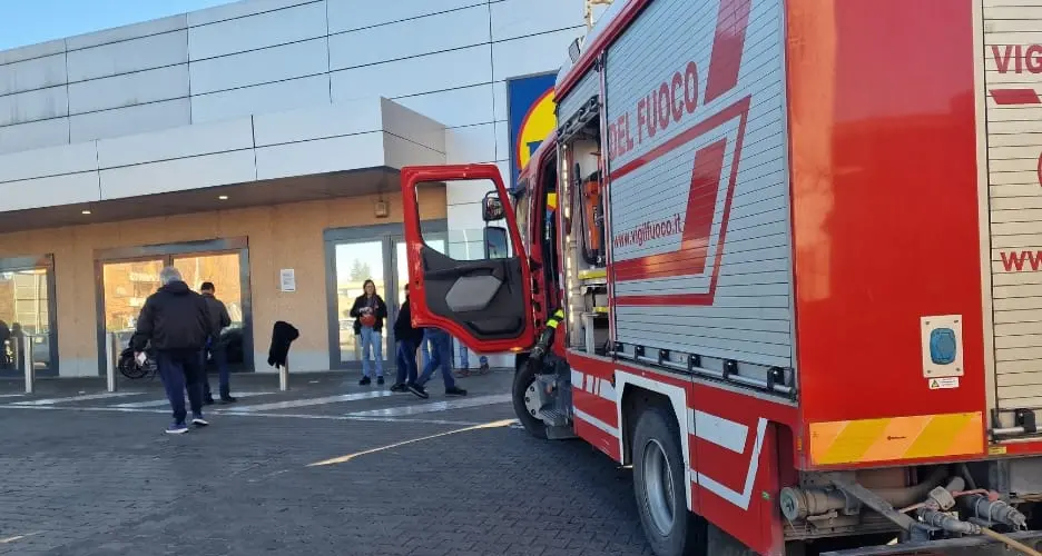 Fumo e odore di bruciato alla Lidl: evacuato il supermercato