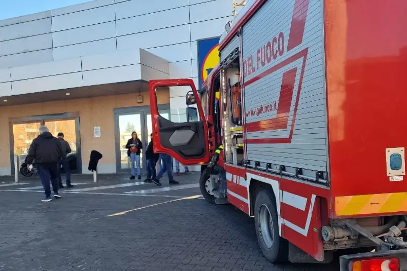 Fumo e odore di bruciato alla Lidl: evacuato il supermercato