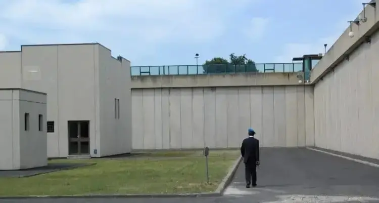 Civitavecchia, maxi sequestro in carcere: trovati 26 smartphone nel Nuovo Complesso