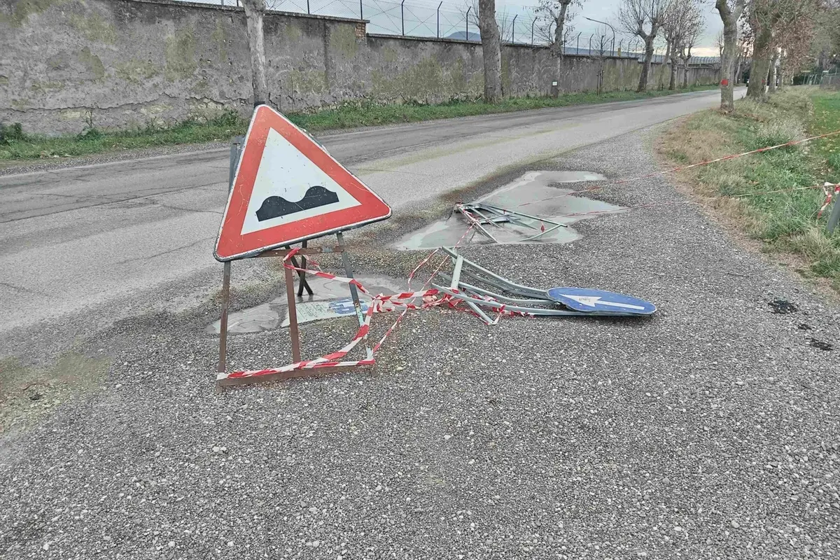 «Piscine Carletti: troppe voragini sull’asfalto»