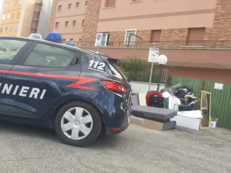 Il proprietario ricoverato, prova a occupare casa: bloccata