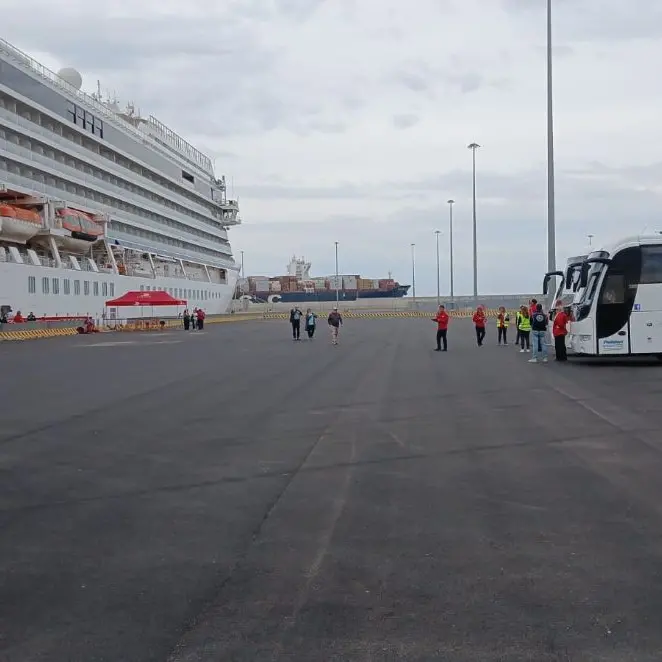 Prima nave da crociera attraccata alla banchina 33