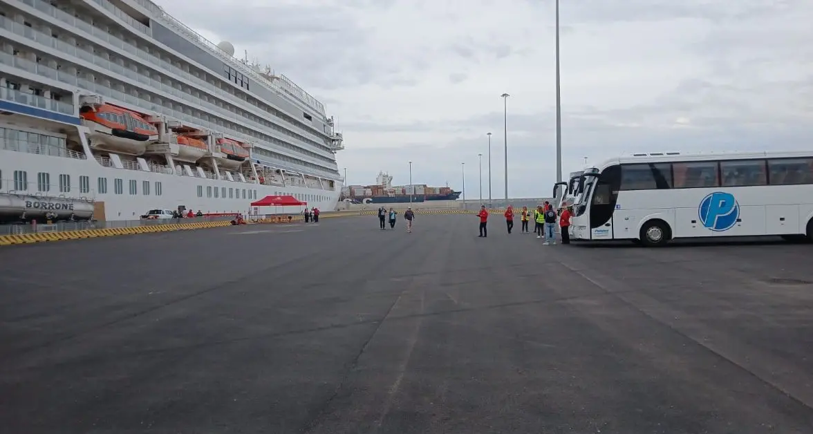 Prima nave da crociera attraccata alla banchina 33