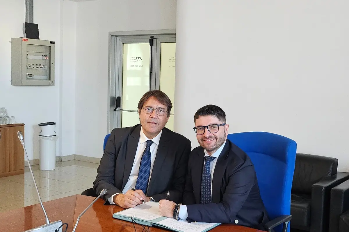 Nella foto a sinistra Maurizio Maugeri, Head Sustainable B2B di Eni e a destra Pino Musolino Presidente dell\\'Autorit\\u00E0 di Sistema Portuale del Mar Tirreno Centro Settentrionale
