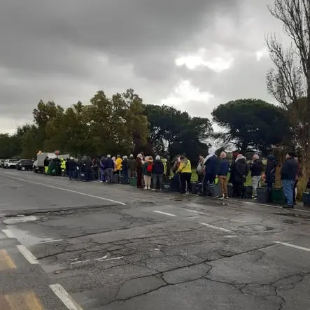 Altro lunedì di code per ritirare i mastelli dei rifiuti