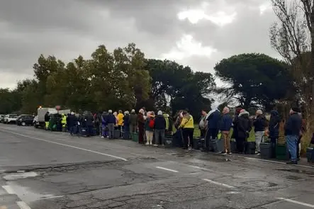 Altro lunedì di code per ritirare i mastelli dei rifiuti