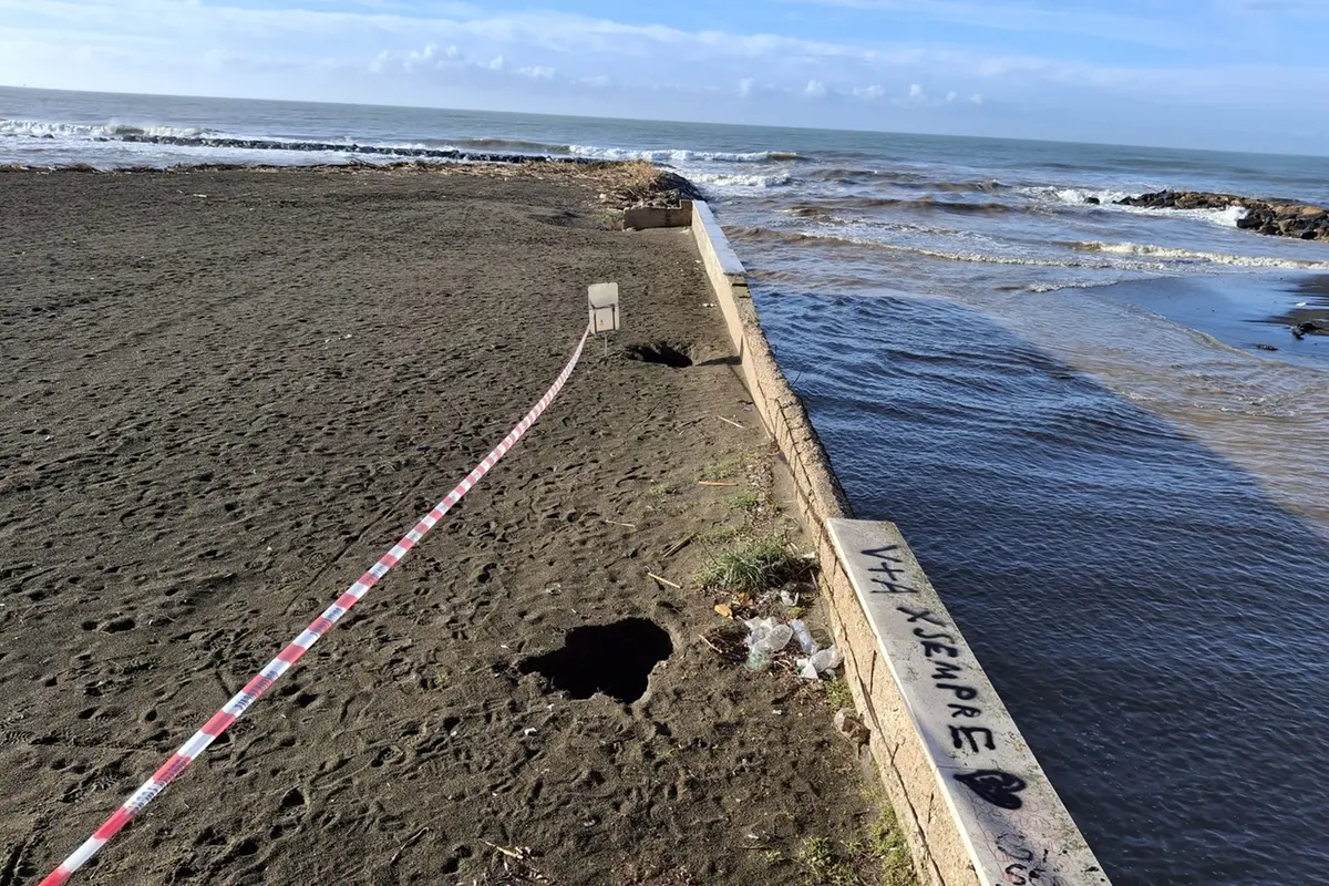 Sos in spiaggia: si formano voragini profonde al centro