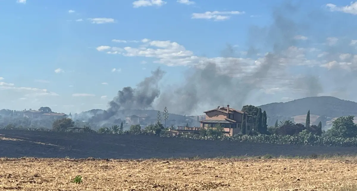 Montalto e Pescia bruciano: in fiamme decine di ettari, evacuate abitazioni