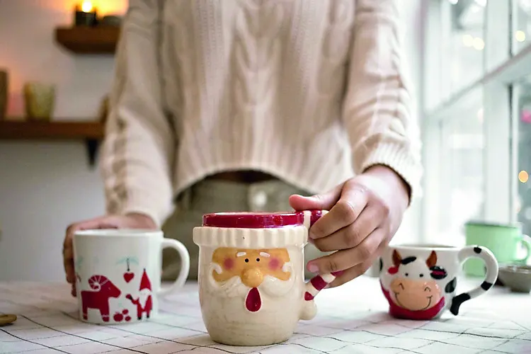 La nuova idea dell’assessore Alessi: per il Natale 1338 tazze “brandizzate”