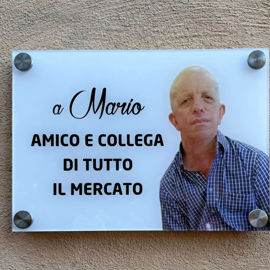 Il mercato ricorda l’amico Mario con una targa