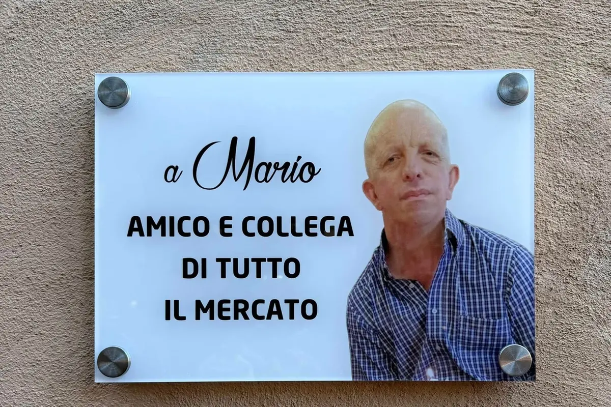 Il mercato ricorda l’amico Mario con una targa