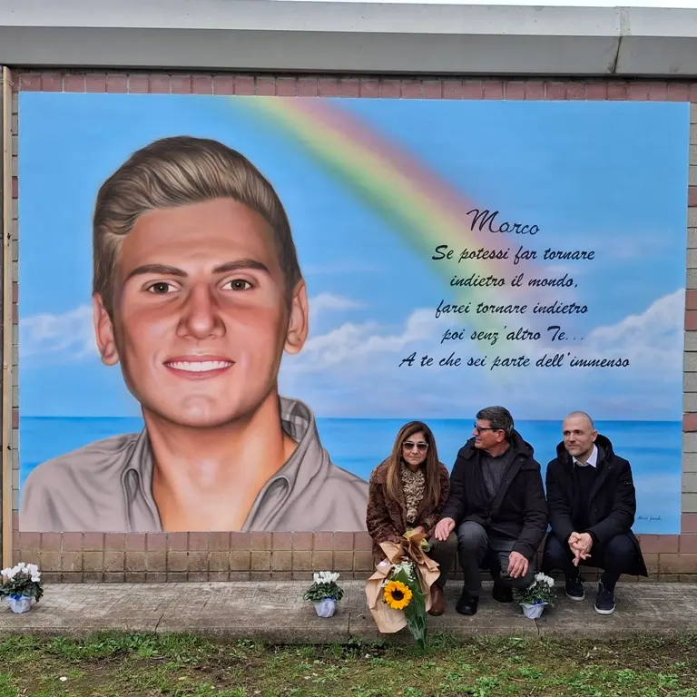 Il sorriso di Marco Vannini scalfito sulla parete della scuola – VIDEO