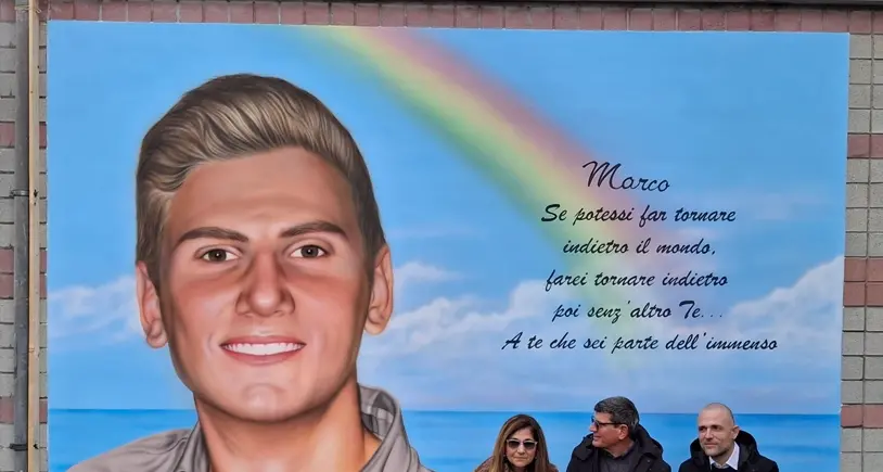 Il sorriso di Marco Vannini scalfito sulla parete della scuola – VIDEO