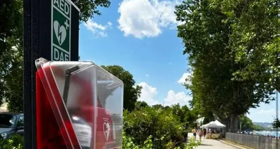 Villeggianti salvano la vita a una turista con il defibrillatore