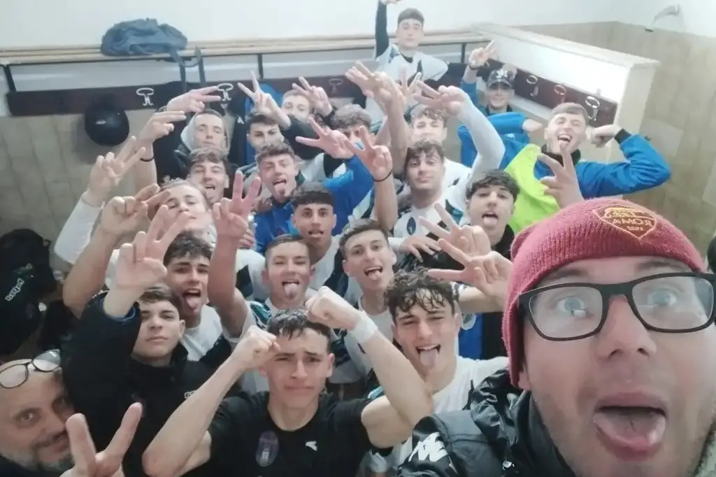 Il selfie post vittoria dei giocatori nerazzurri con il dirigente Ivan Cherchi