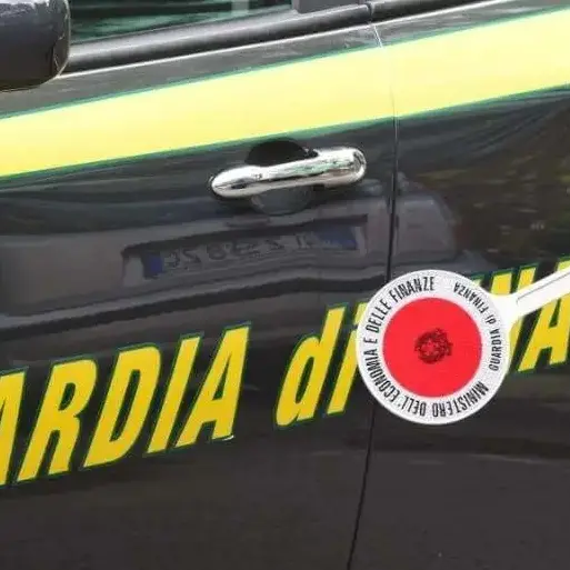 Oltre un chilo di hashish nascosto in auto: due arresti della Guardia di finanza