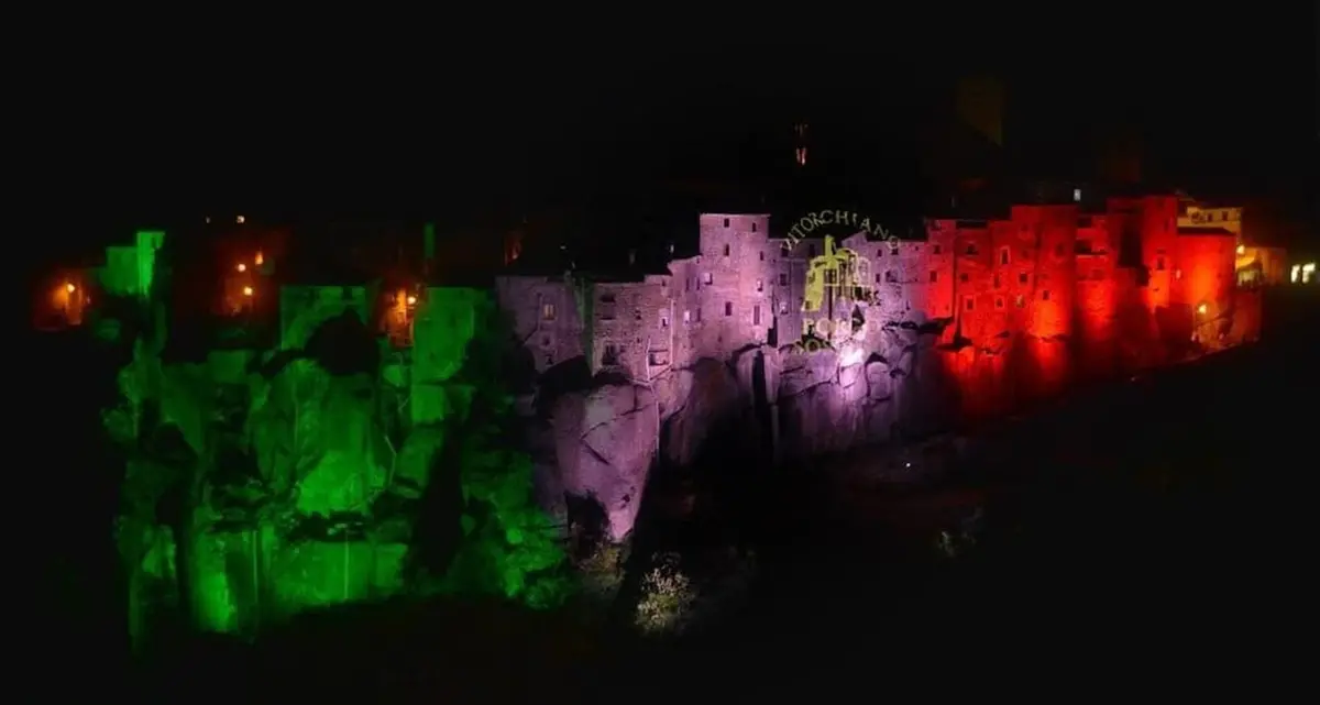 Il Tricolore illumina la rupe