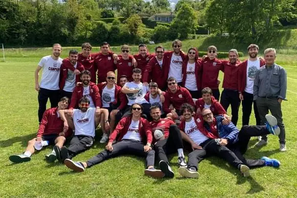 Il gruppo dell\\'Atletico Capranica che ha festeggiato la Promozione con l\\'amministrazione comunale