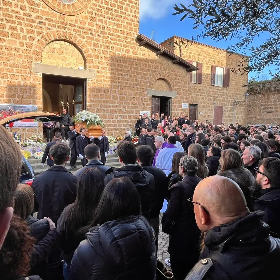 In tanti per l’ultimo saluto a Damiano Alberti