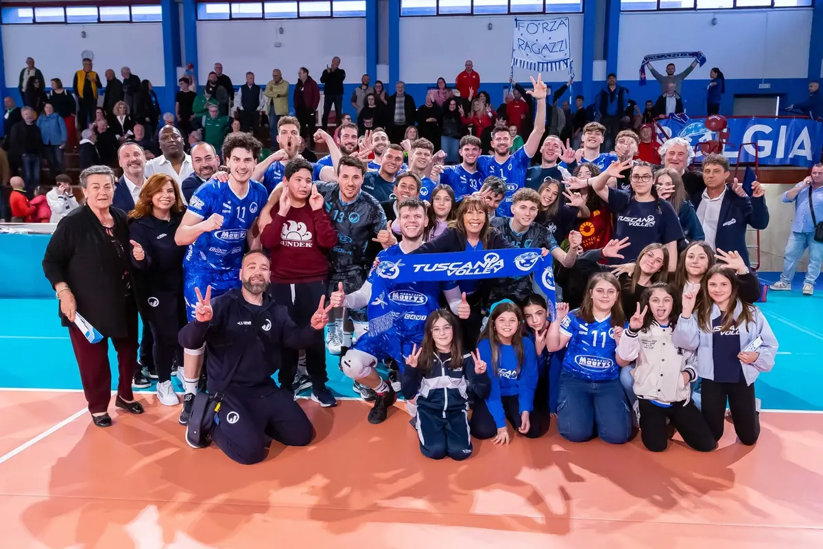 La foto post vittoria del Tuscania Volley (Foto Luca Laici)
